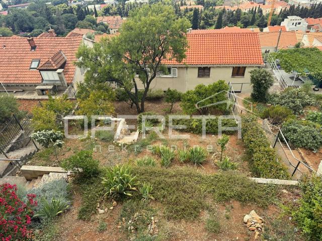 Dubrovnik: kuća s pogledom na more i parcelom od 2.042 m2