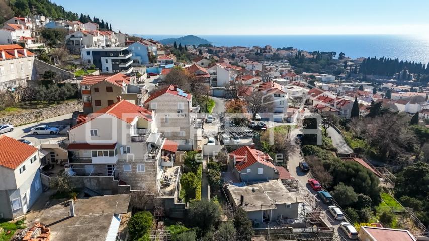 Dubrovnik: kuća s pogledom na more i parcelom od 2.042 m2