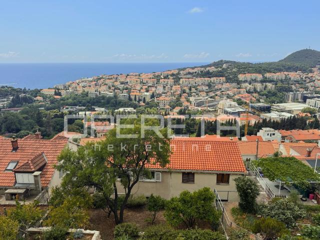 Dubrovnik: kuća s pogledom na more i parcelom od 2.042 m2