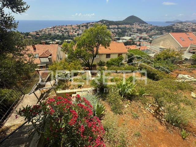 Dubrovnik: kuća s pogledom na more i parcelom od 2.042 m2