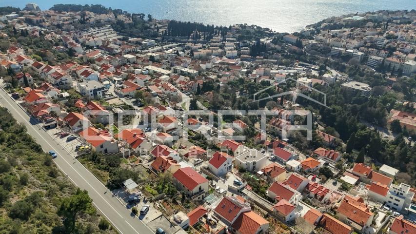 Dubrovnik: kuća s pogledom na more i parcelom od 2.042 m2