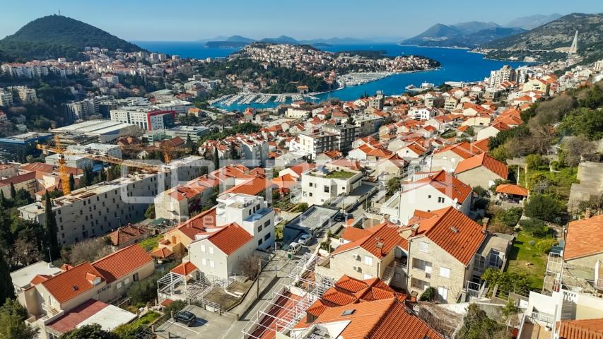 Dubrovnik: kuća s pogledom na more i parcelom od 2.042 m2