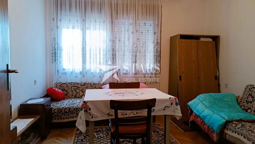 Plaški - kuća s gospodarskim zgradama i oranicom