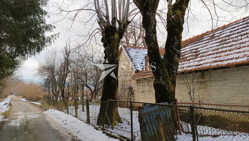 Plaški - kuća s gospodarskim zgradama i oranicom