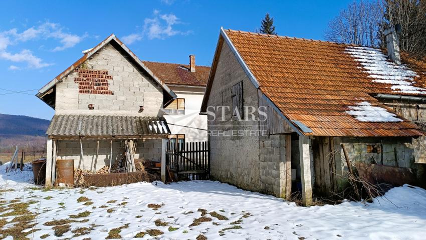 Plaški - kuća s gospodarskim zgradama i oranicom