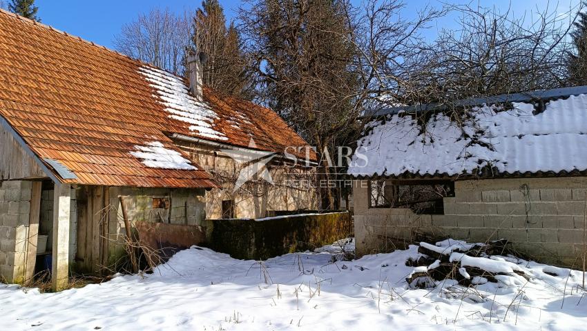 Plaški - kuća s gospodarskim zgradama i oranicom
