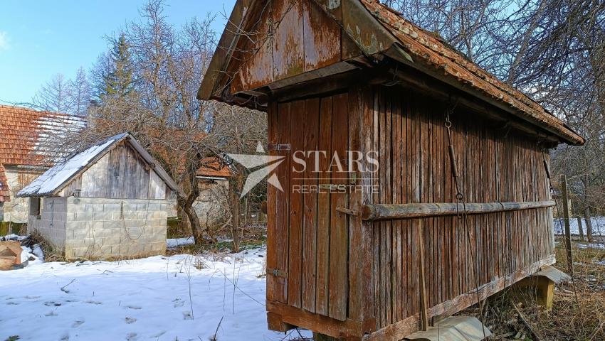 Plaški - kuća s gospodarskim zgradama i oranicom