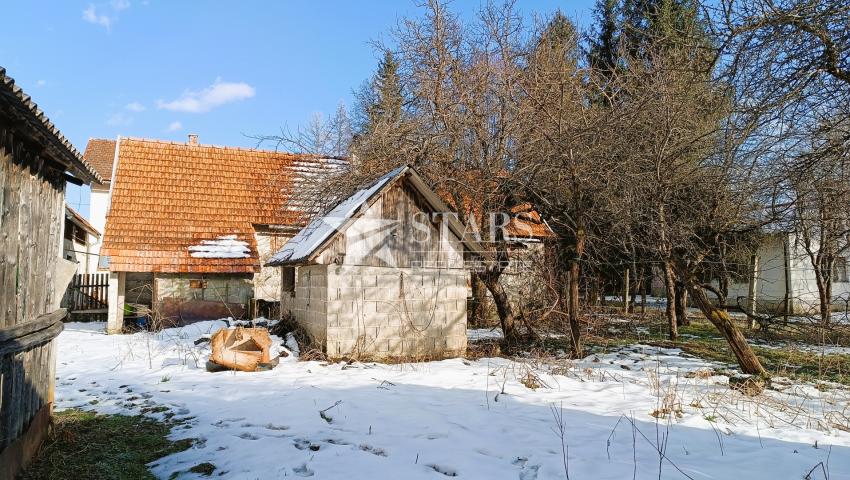 Plaški - kuća s gospodarskim zgradama i oranicom