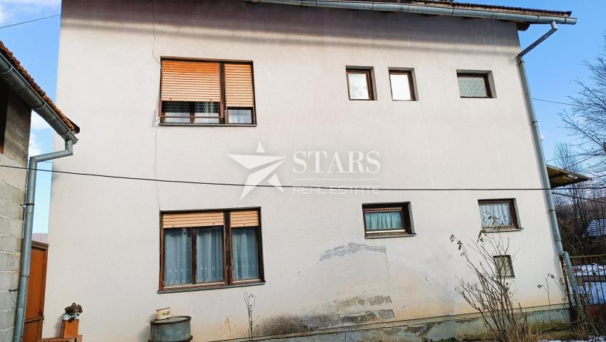 Plaški - kuća s gospodarskim zgradama i oranicom