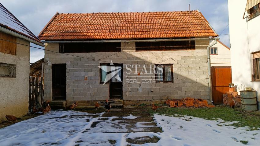 Plaški - kuća s gospodarskim zgradama i oranicom