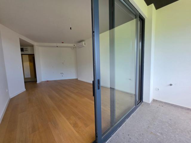 Jednosoban stan 54m2 sa pogledom na more u novom stambenom kompleksu sa bazenom, Becici