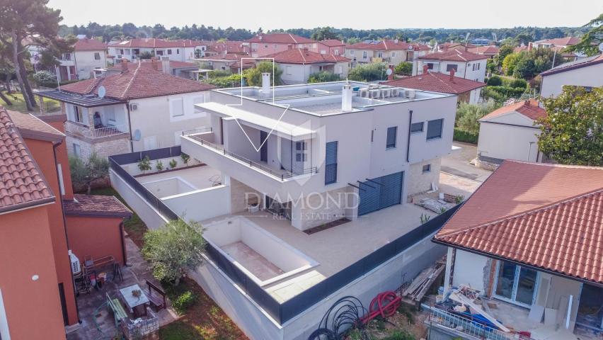 Istra, Umag- prekrasna kuća s bazenom na odličnoj lokaciji!
