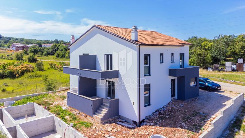 Ekskluzivno! Buje, okolica! Kuća s bazenom u izgradnji!