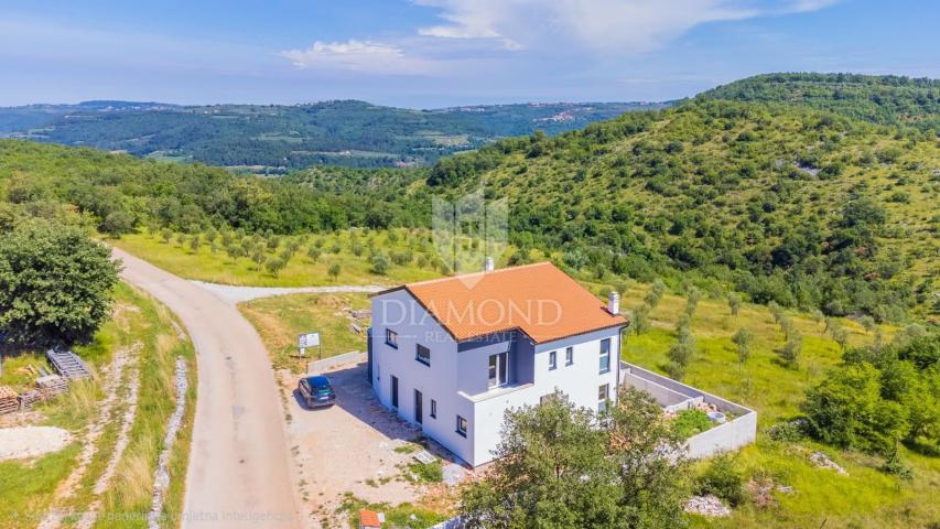 Ekskluzivno! Buje, okolica! Kuća s bazenom u izgradnji!