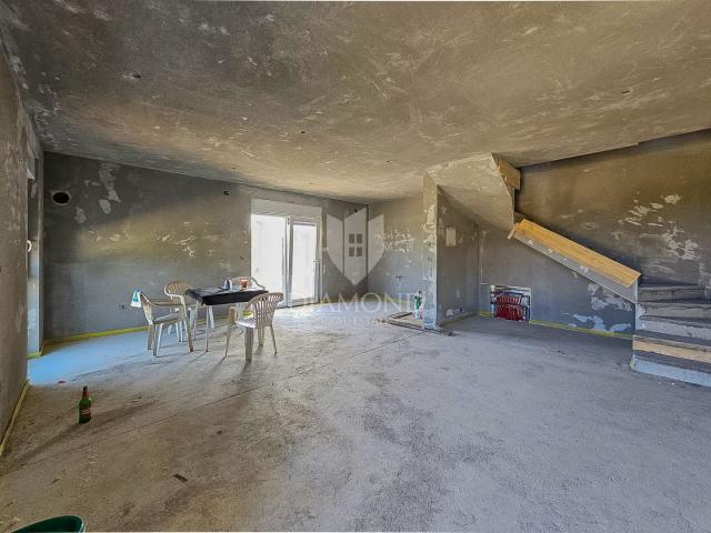 Ekskluzivno! Buje, okolica! Kuća s bazenom u izgradnji!