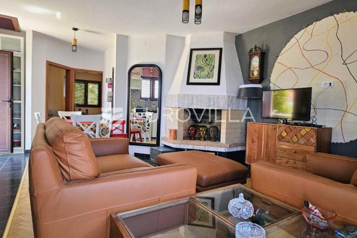 Trogir, stan 59,2 m² s prekrasnim pogledom, od mora i plaže 50 m