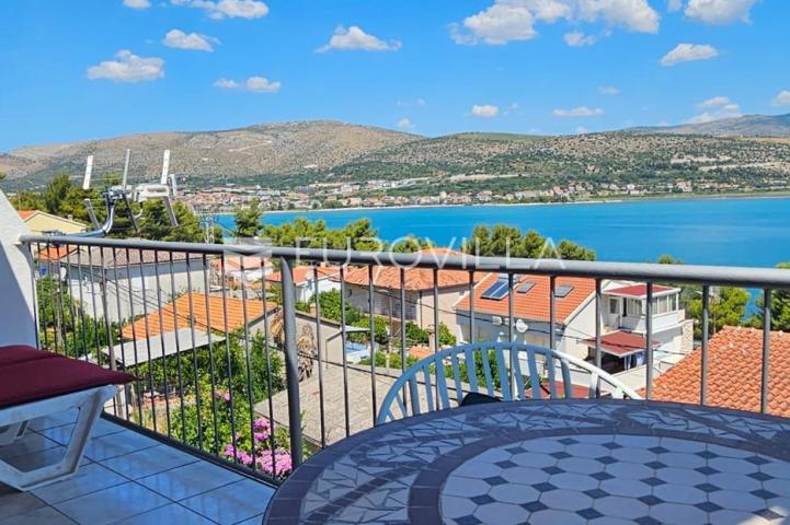 Trogir, stan 59,2 m² s prekrasnim pogledom, od mora i plaže 50 m