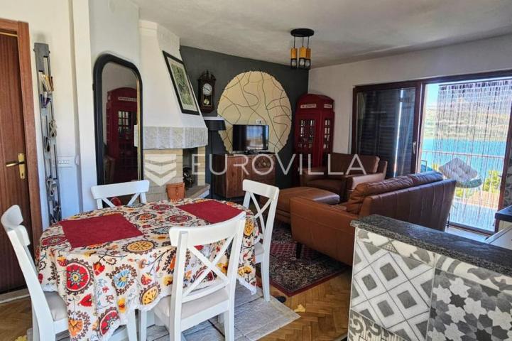 Trogir, stan 59,2 m² s prekrasnim pogledom, od mora i plaže 50 m