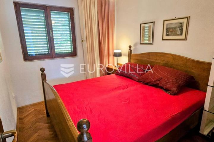 Trogir, stan 59,2 m² s prekrasnim pogledom, od mora i plaže 50 m