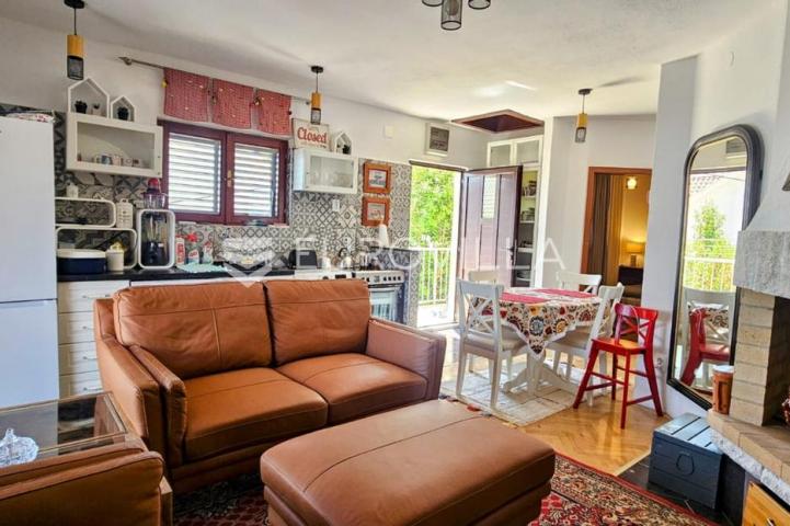 Trogir, stan 59,2 m² s prekrasnim pogledom, od mora i plaže 50 m