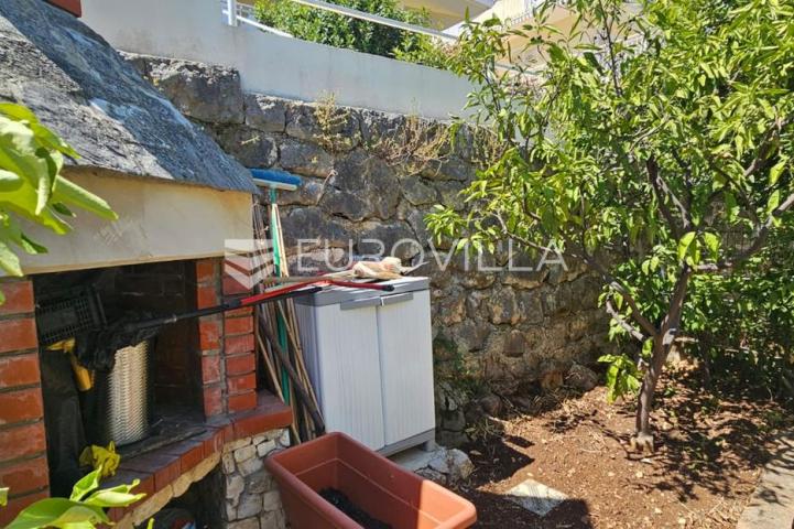 Trogir, stan 59,2 m² s prekrasnim pogledom, od mora i plaže 50 m