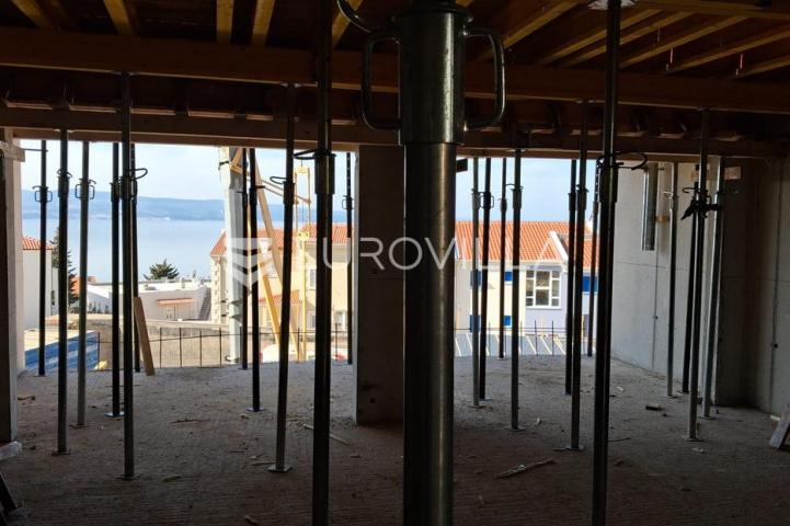 Omiška rivijera, dvosoban stan s balkonom i pogledom na more u novogradnji