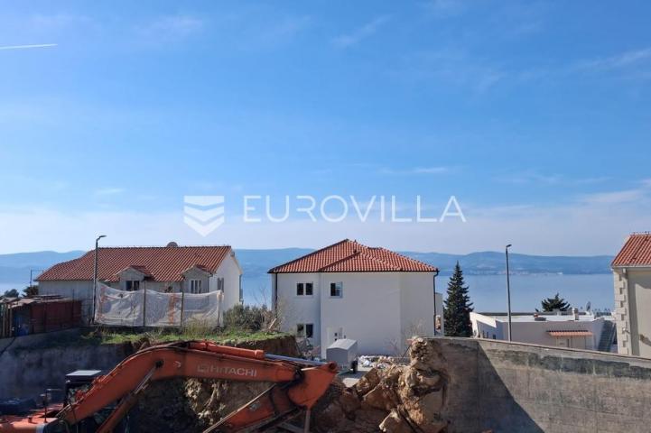 Omiška rivijera, dvosoban stan s balkonom i pogledom na more u novogradnji