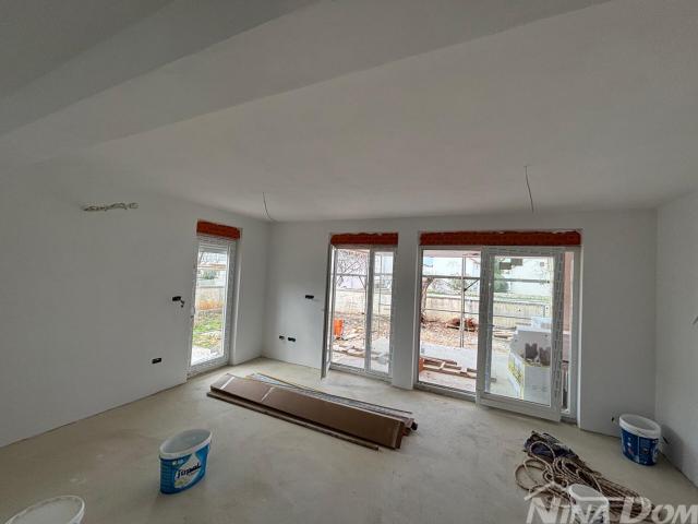 Južna strana otoka Vira, novogradnja vila s bazenom