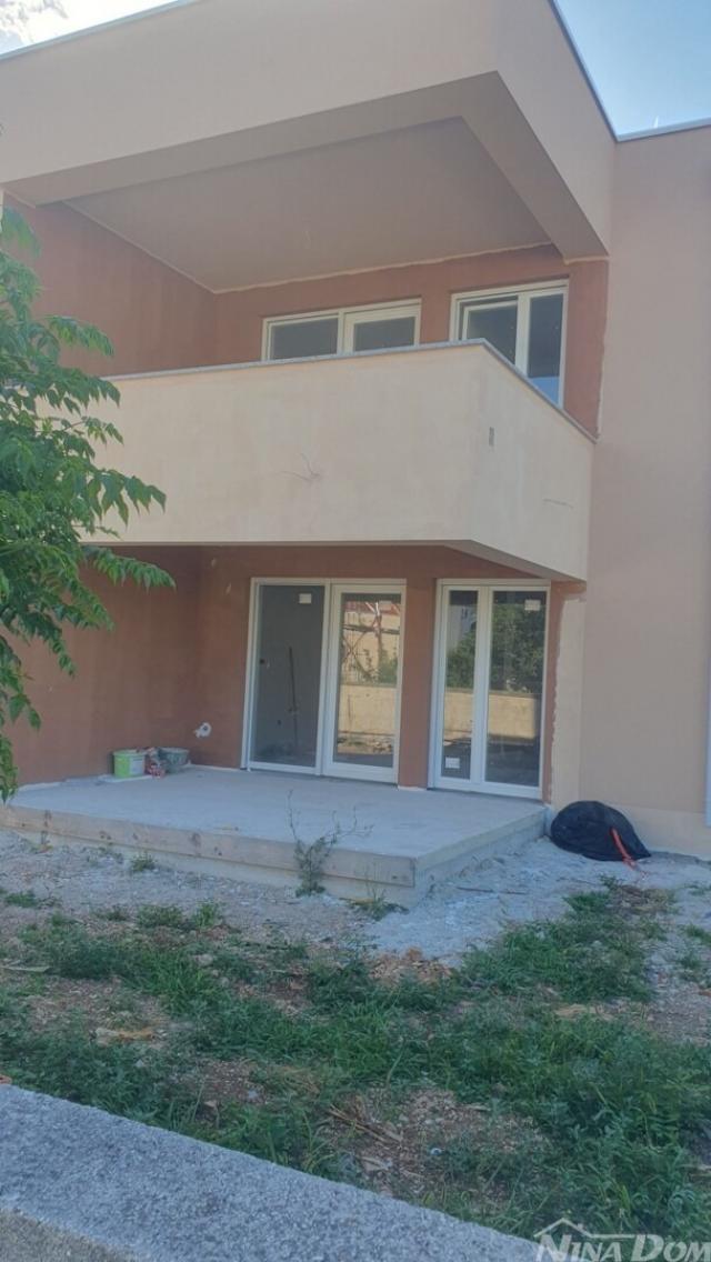 Južna strana otoka Vira, novogradnja vila s bazenom