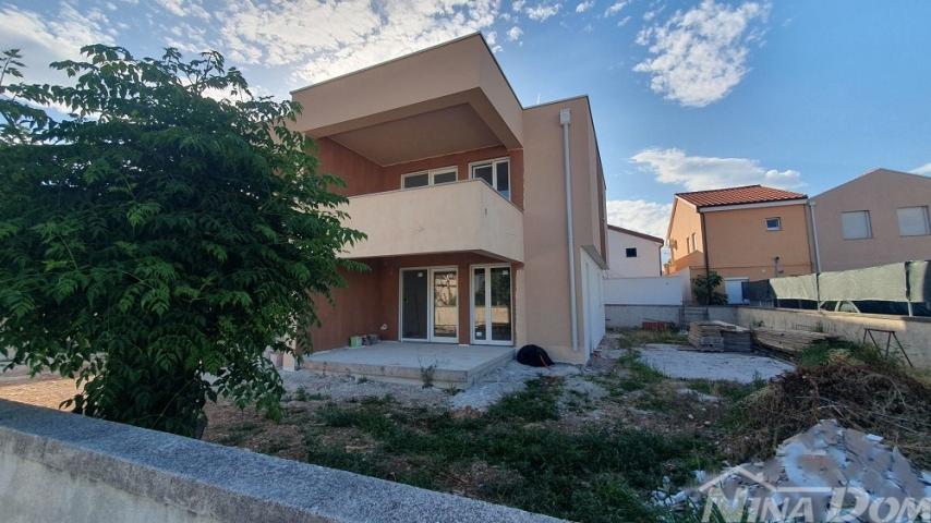 Južna strana otoka Vira, novogradnja vila s bazenom