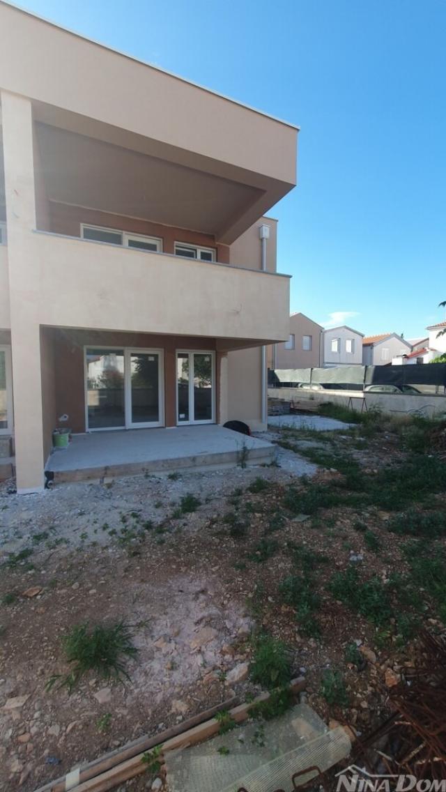 Južna strana otoka Vira, novogradnja vila s bazenom