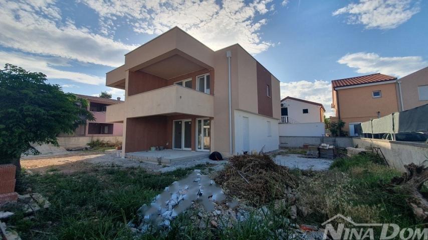 Južna strana otoka Vira, novogradnja vila s bazenom