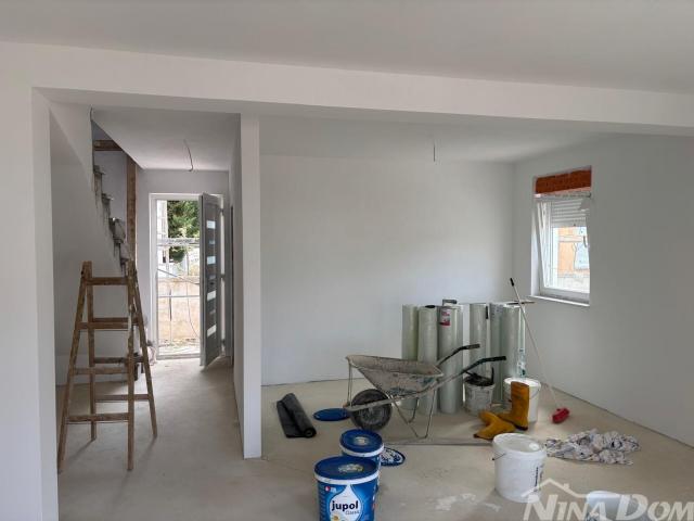 Južna strana otoka Vira, novogradnja vila s bazenom