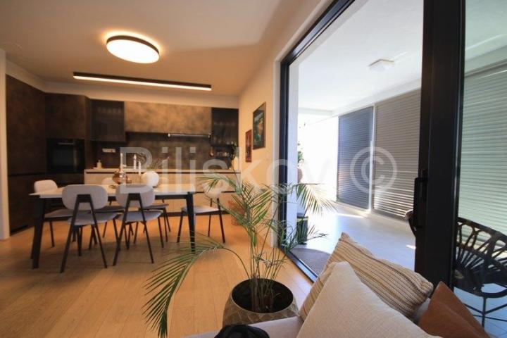 Split, Žnjan prodaja stan 76,50 m2 + 2 parkinga