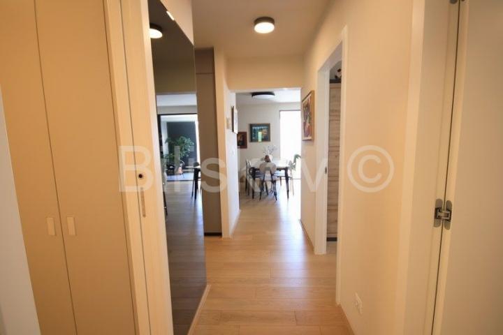 Split, Žnjan prodaja stan 76,50 m2 + 2 parkinga