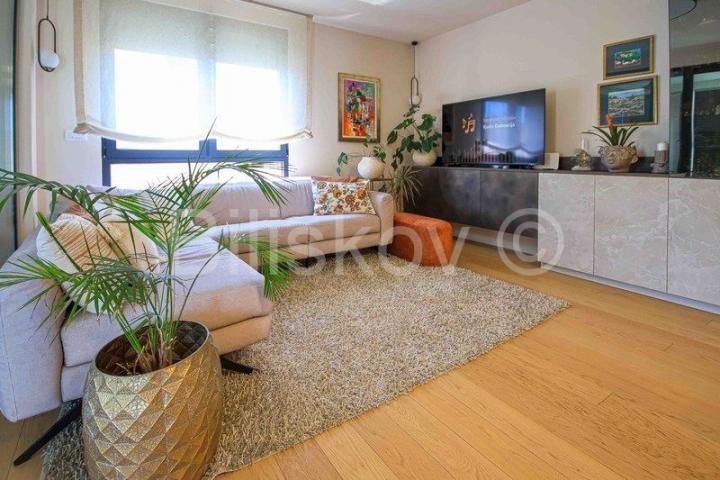 Split, Žnjan prodaja stan 76,50 m2 + 2 parkinga