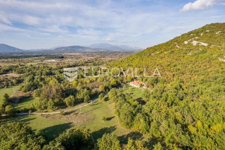 Gračac, lijepo imanje u prirodi sa četiri kamene kuće i brojnim sadržajima