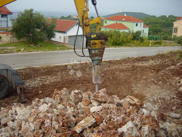 MASLINICA – 603 m² TIŠINE, MORA I SEDAM OTOČIĆA NA DLANU