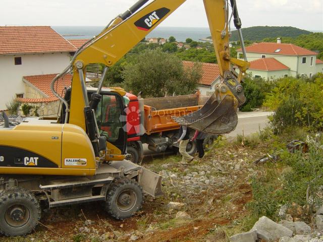 MASLINICA – 603 m² TIŠINE, MORA I SEDAM OTOČIĆA NA DLANU