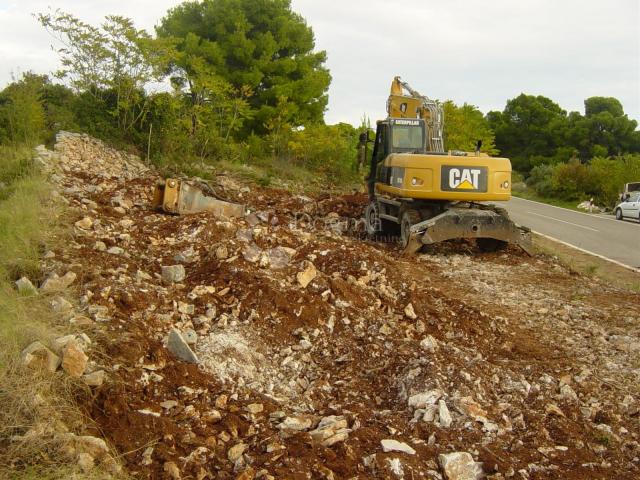 MASLINICA – 603 m² TIŠINE, MORA I SEDAM OTOČIĆA NA DLANU