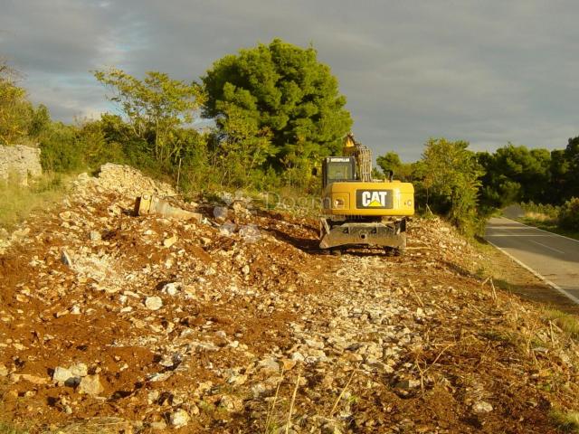 MASLINICA – 603 m² TIŠINE, MORA I SEDAM OTOČIĆA NA DLANU