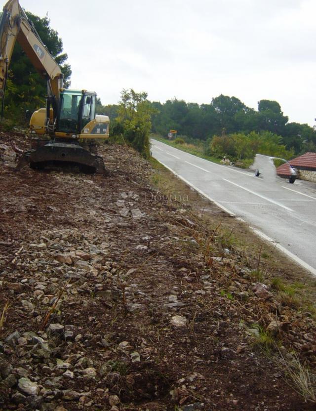 MASLINICA – 603 m² TIŠINE, MORA I SEDAM OTOČIĆA NA DLANU