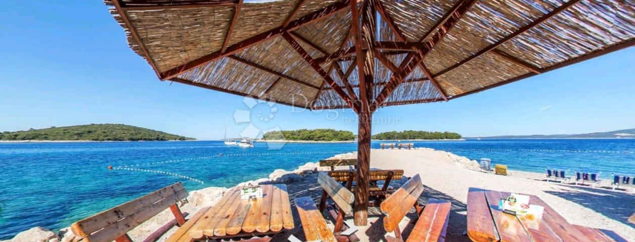 MASLINICA – 603 m² TIŠINE, MORA I SEDAM OTOČIĆA NA DLANU