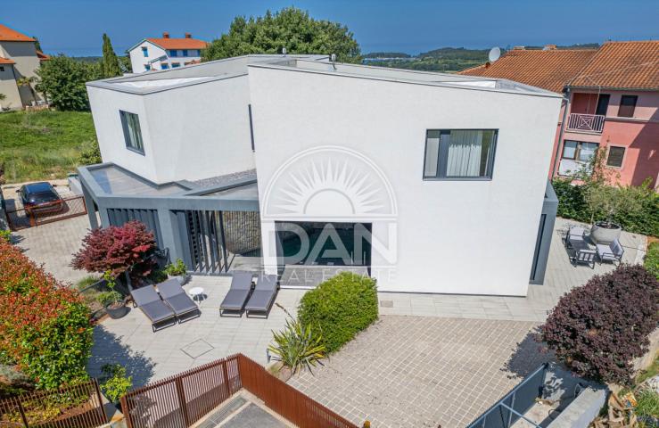 Poreč, Mugeba - Izuzetna moderna dvojna kuća u blizini mora!