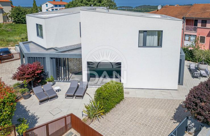 Poreč, Mugeba - Izuzetna moderna dvojna kuća u blizini mora!