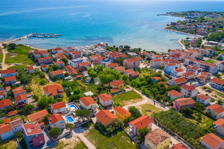 Predivna kamena vila s bazenom i uhodanim biznisom