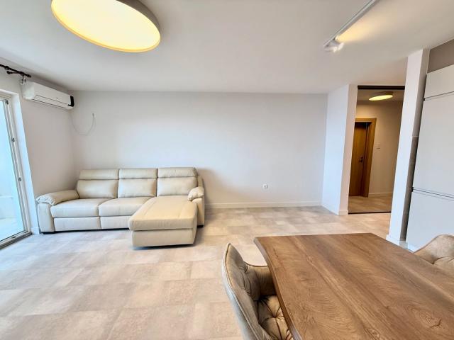 LUKSUZAN JEDNOSOBAN STAN 45 m² SA OTVORENIM POGLEDOM NA MORE – SVETI STEFAN, BUDVA | MOGUĆNOST PLAĆA