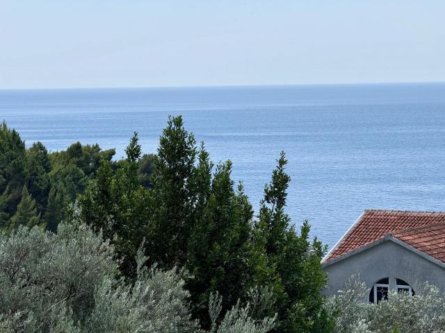 LUKSUZAN JEDNOSOBAN STAN 45 m² SA OTVORENIM POGLEDOM NA MORE – SVETI STEFAN, BUDVA | MOGUĆNOST PLAĆA