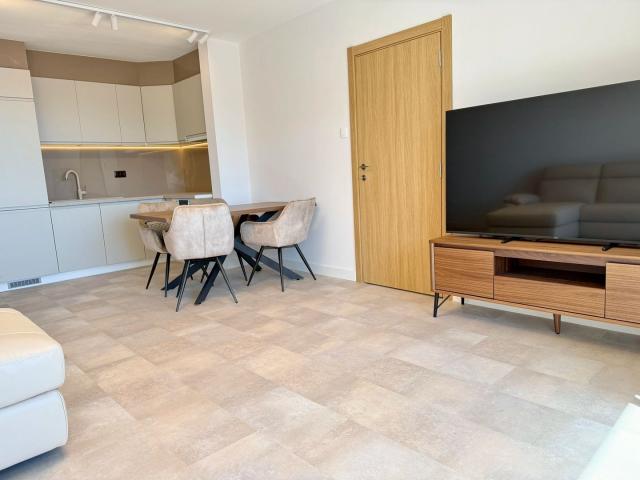 LUKSUZAN JEDNOSOBAN STAN 45 m² SA OTVORENIM POGLEDOM NA MORE – SVETI STEFAN, BUDVA | MOGUĆNOST PLAĆA