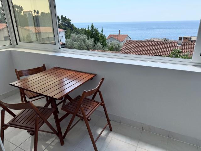 LUKSUZAN JEDNOSOBAN STAN 45 m² SA OTVORENIM POGLEDOM NA MORE – SVETI STEFAN, BUDVA | MOGUĆNOST PLAĆA
